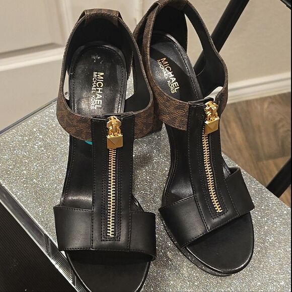 Michael Kors MK Logo Berkley Platform Sandal - Picture 12 of 12